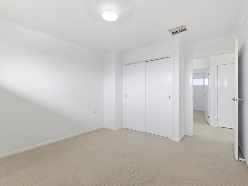 Photo - 8 Heathwren View, Werribee VIC 3030 - Image 26