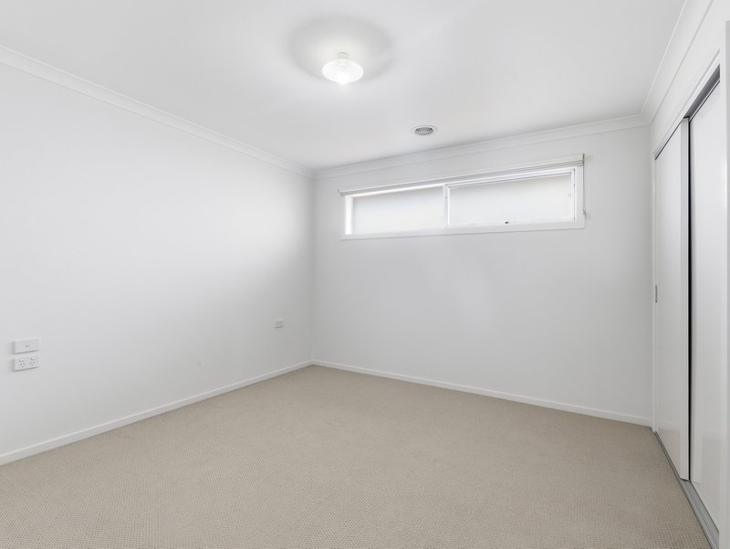 Photo - 8 Heathwren View, Werribee VIC 3030 - Image 27