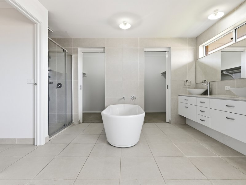 Photo - 8 Heathwren View, Werribee VIC 3030 - Image 33