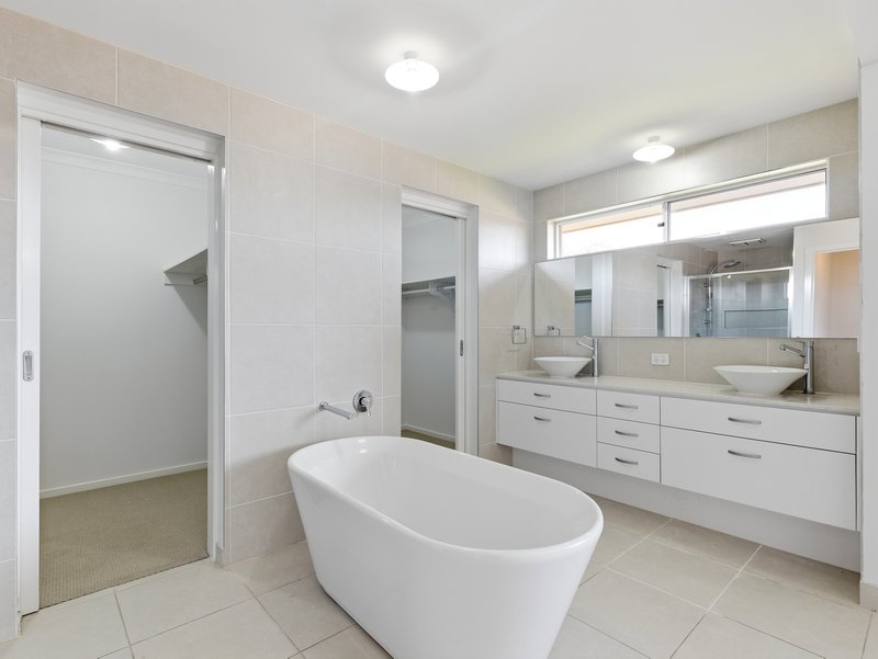 Photo - 8 Heathwren View, Werribee VIC 3030 - Image 34