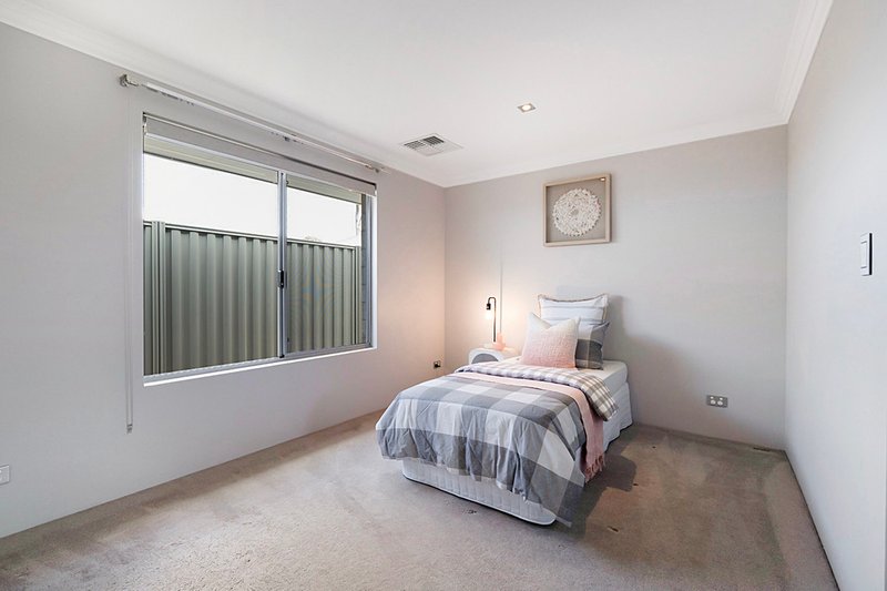 Photo - 8 Highland Rise, Piara Waters WA 6112 - Image 12