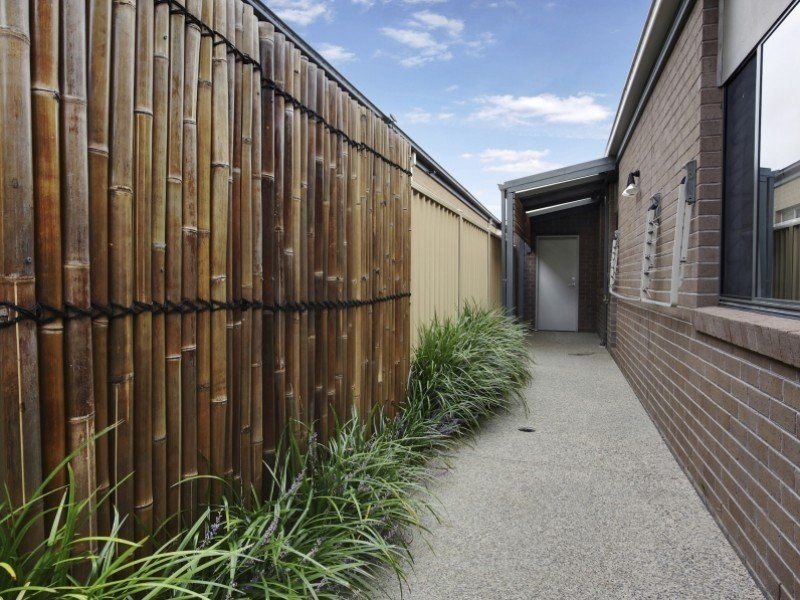 Photo - 8 Holland Way, Caroline Springs VIC 3023 - Image 4