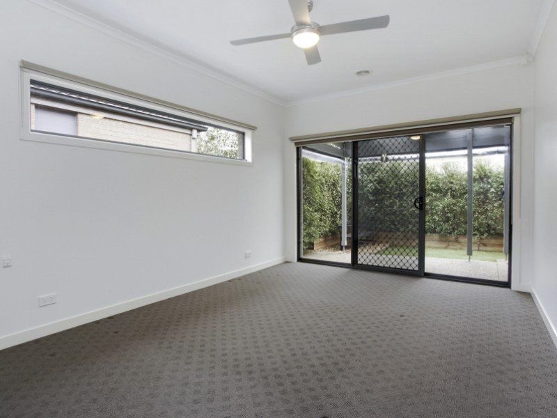 Photo - 8 Holland Way, Caroline Springs VIC 3023 - Image 10