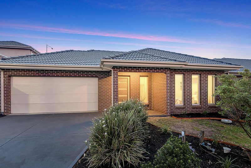 Photo - 8 Hollows Court, Craigieburn VIC 3064 - Image 2