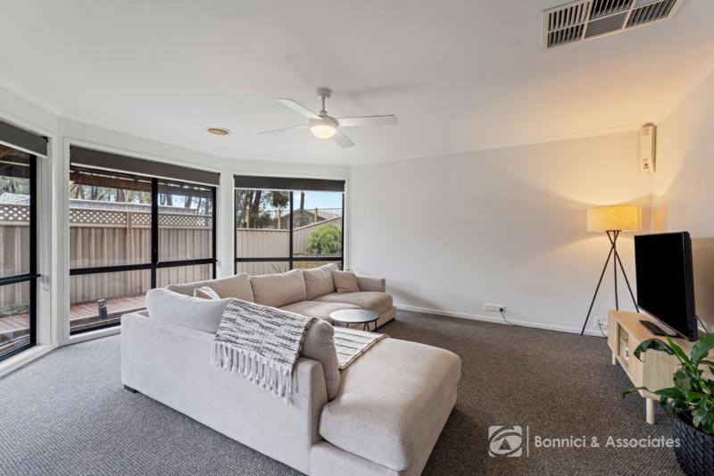 Photo - 8 Hook Court, Wodonga VIC 3690 - Image 2