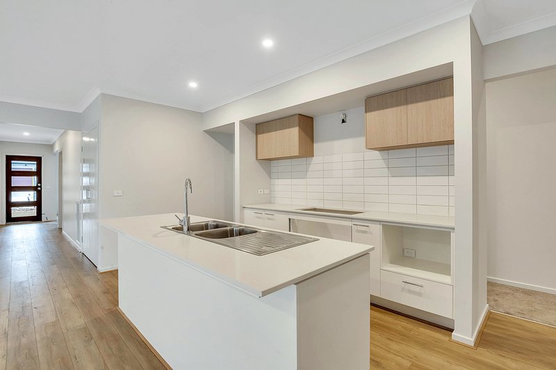 Photo - 8 Howrah Street, Craigieburn VIC 3064 - Image 2