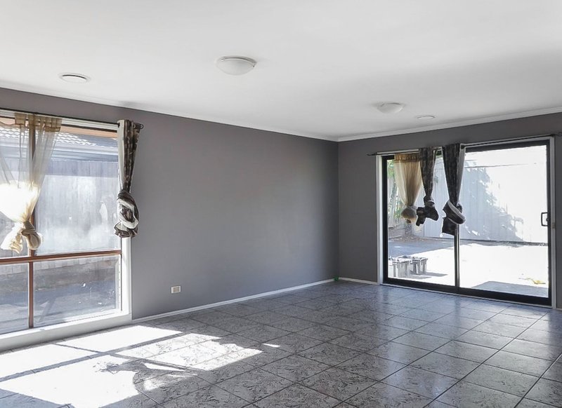 Photo - 8 James Wyman Place, Hampton Park VIC 3976 - Image 3