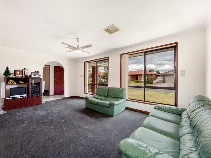 Photo - 8 Jester Court, Kings Park VIC 3021 - Image 3