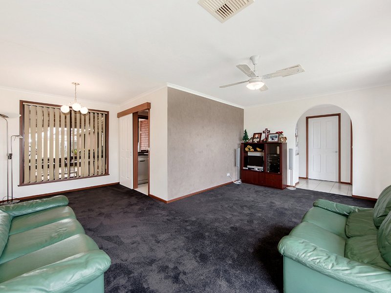 Photo - 8 Jester Court, Kings Park VIC 3021 - Image 4