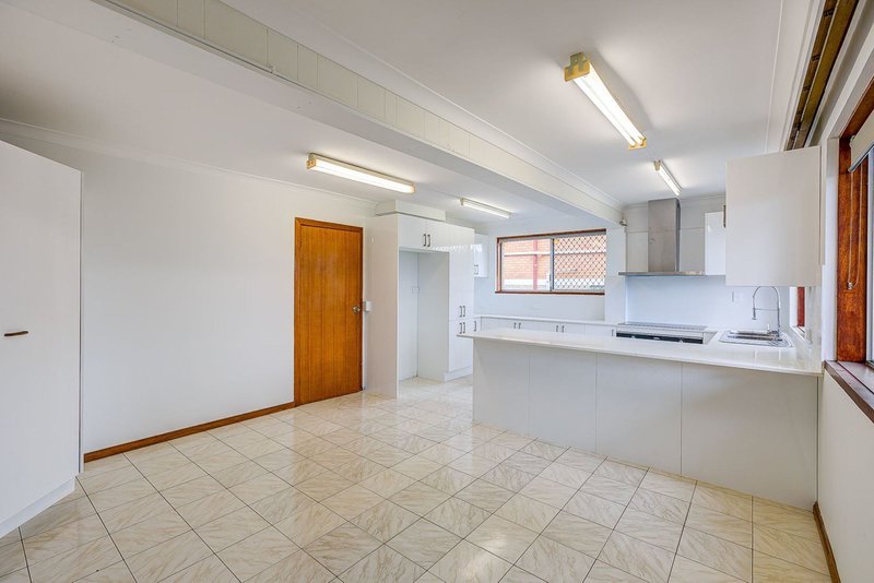 Photo - 8 Joplin Street, Robertson QLD 4109 - Image 2