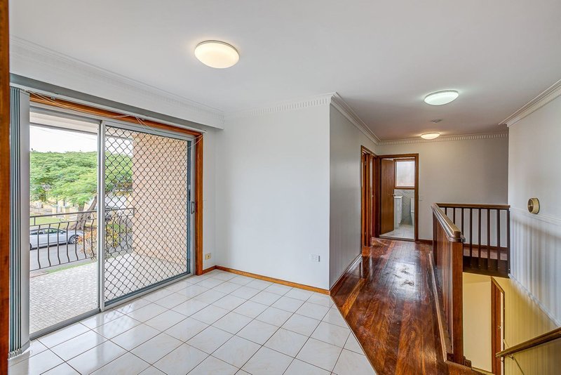 Photo - 8 Joplin Street, Robertson QLD 4109 - Image 3