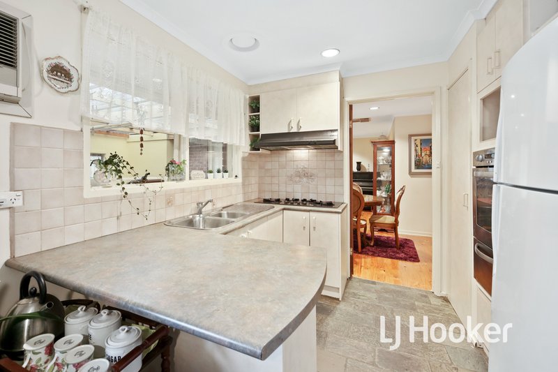 Photo - 8 Joseph Banks Crescent, Endeavour Hills VIC 3802 - Image 2