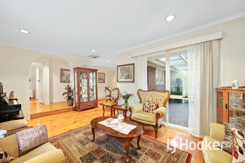 Photo - 8 Joseph Banks Crescent, Endeavour Hills VIC 3802 - Image 3