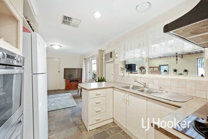 Photo - 8 Joseph Banks Crescent, Endeavour Hills VIC 3802 - Image 7