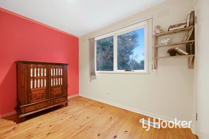 Photo - 8 Joseph Banks Crescent, Endeavour Hills VIC 3802 - Image 11