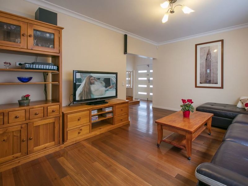 Photo - 8 Kelvin Grove, Winston Hills NSW 2153 - Image 7