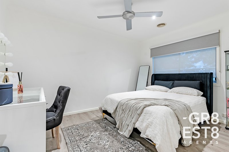 Photo - 8 Kemsley Green, Cranbourne East VIC 3977 - Image 12