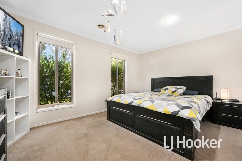 Photo - 8 Kingsbarn Court, Cranbourne VIC 3977 - Image 3