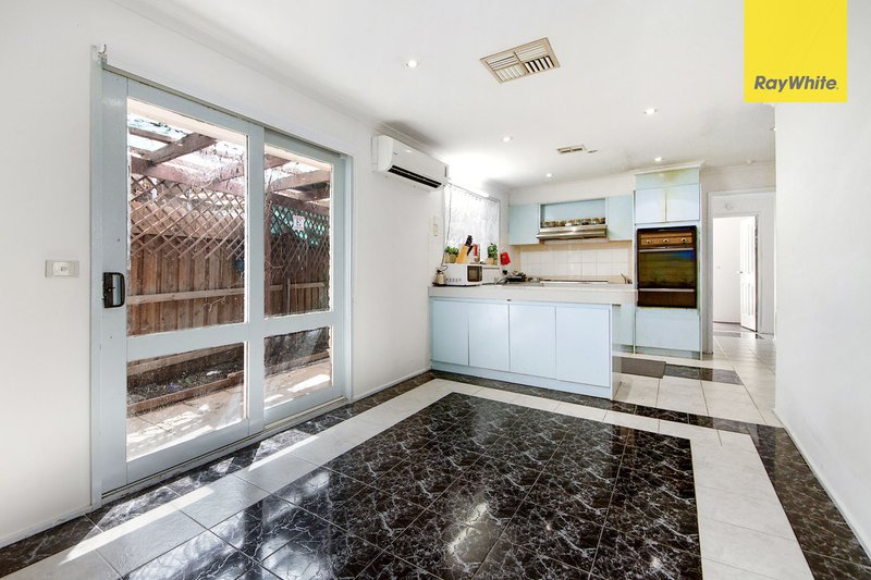 Photo - 8 Knights Way, Kings Park VIC 3021 - Image 3