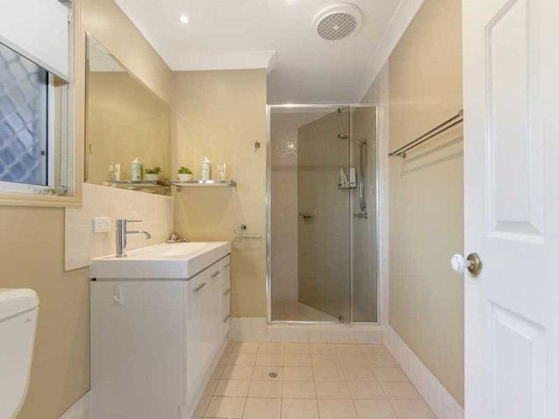 Photo - 8 Kula Close, Benowa QLD 4217 - Image 12