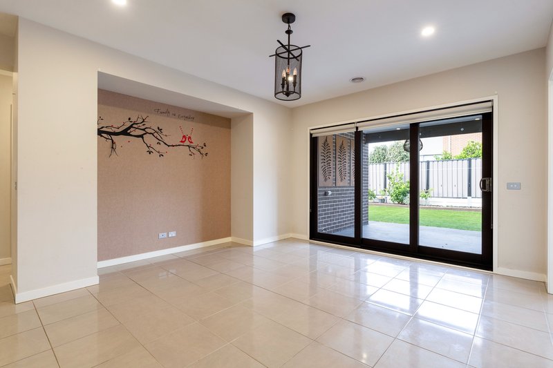 Photo - 8 Lansell Street, Craigieburn VIC 3064 - Image 6
