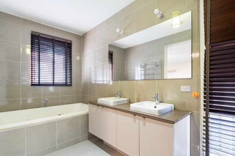 Photo - 8 Lansell Street, Craigieburn VIC 3064 - Image 9