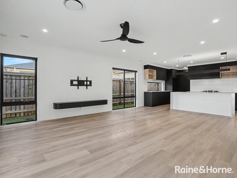 Photo - 8 Laurina Close, Redland Bay QLD 4165 - Image 2