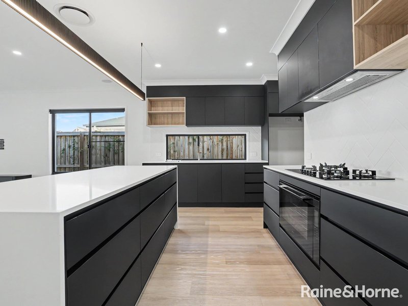Photo - 8 Laurina Close, Redland Bay QLD 4165 - Image 3