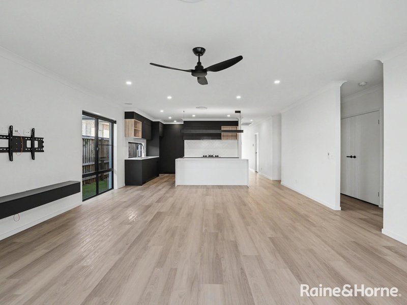 Photo - 8 Laurina Close, Redland Bay QLD 4165 - Image 4