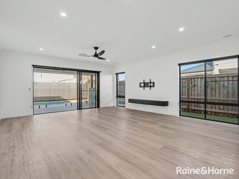 Photo - 8 Laurina Close, Redland Bay QLD 4165 - Image 5