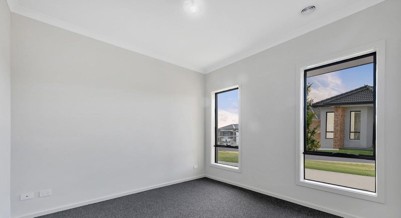 Photo - 8 Leafspring Road, Donnybrook VIC 3064 - Image 3