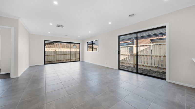 Photo - 8 Leggatt Way, Donnybrook VIC 3064 - Image 3