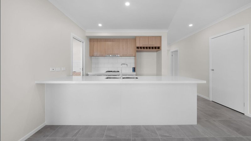 Photo - 8 Leggatt Way, Donnybrook VIC 3064 - Image 4