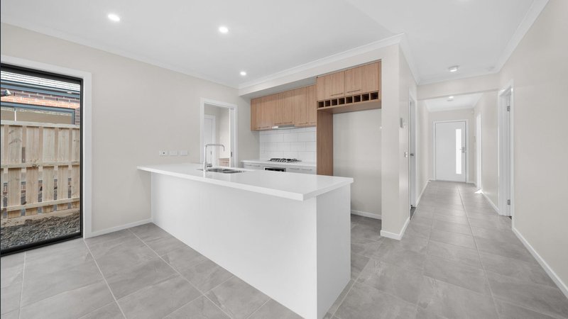 Photo - 8 Leggatt Way, Donnybrook VIC 3064 - Image 5