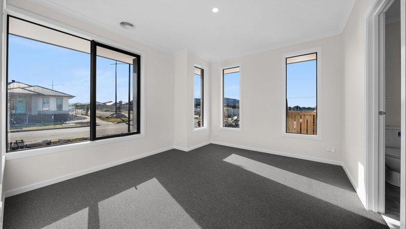 Photo - 8 Leggatt Way, Donnybrook VIC 3064 - Image 6