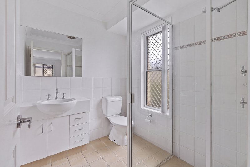 Photo - 8 Leighanne Crescent, Arundel QLD 4214 - Image 8