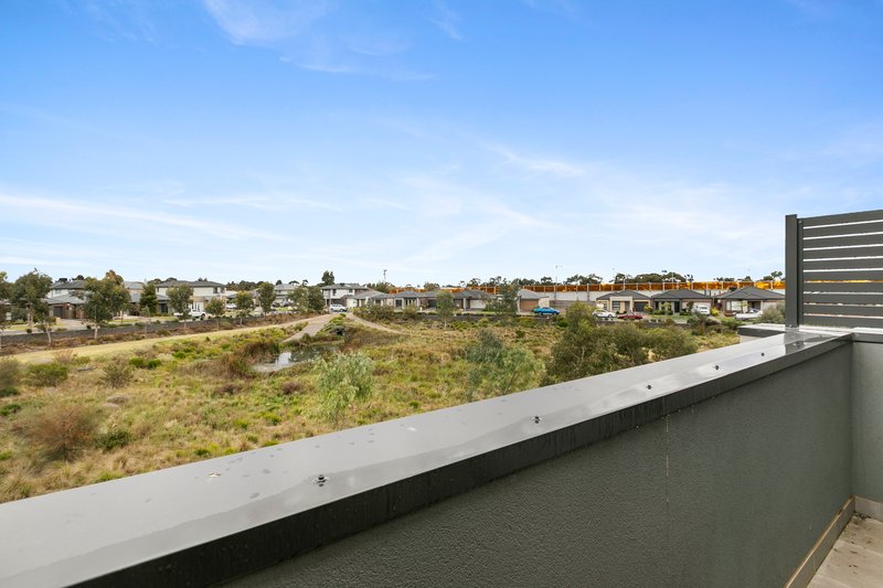 Photo - 8 Lenox Walk, Point Cook VIC 3030 - Image 3