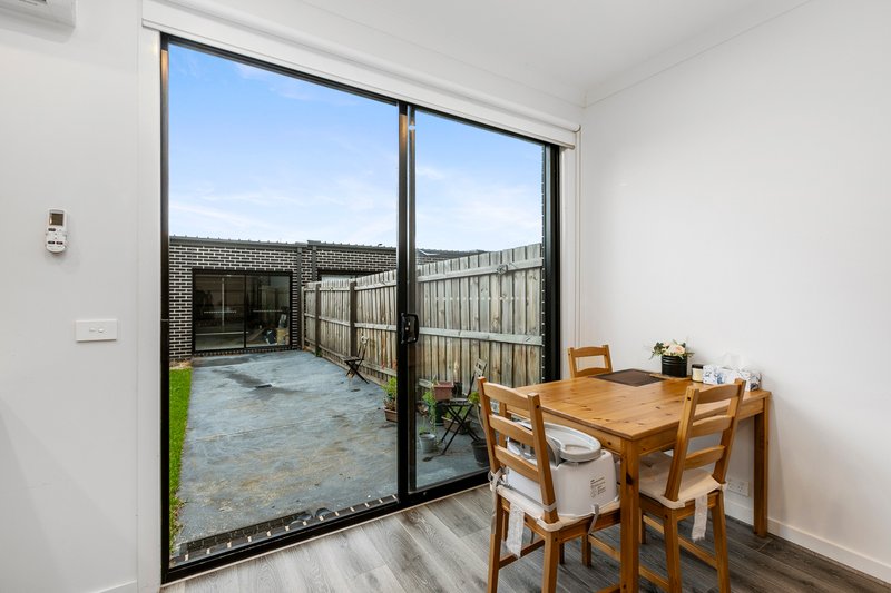 Photo - 8 Lenox Walk, Point Cook VIC 3030 - Image 10