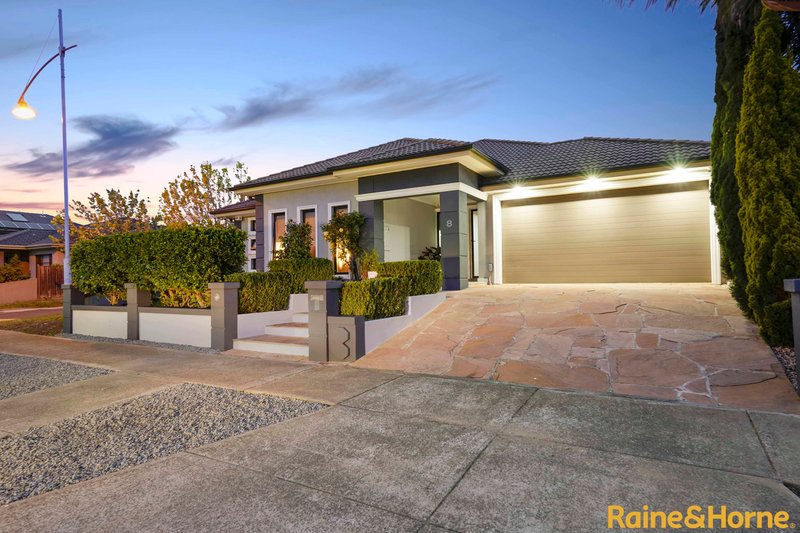 8 Litchfield Way, Taylors Hill VIC 3037