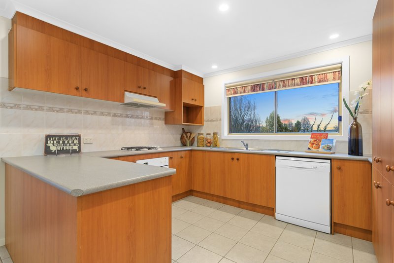 Photo - 8 Lobelia Court, South Morang VIC 3752 - Image 2