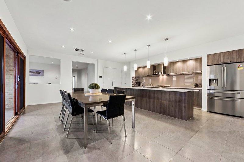 Photo - 8 Lockie Place, Taylors Hill VIC 3037 - Image 5