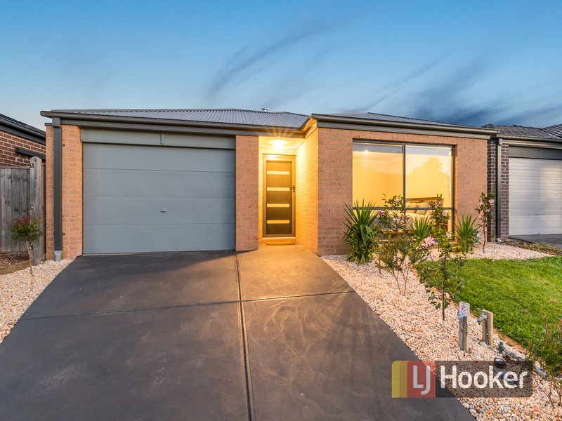 8 Loddon Place, Clyde North VIC 3978