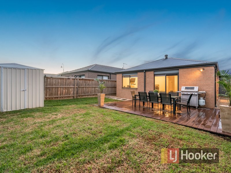 Photo - 8 Loddon Place, Clyde North VIC 3978 - Image 4