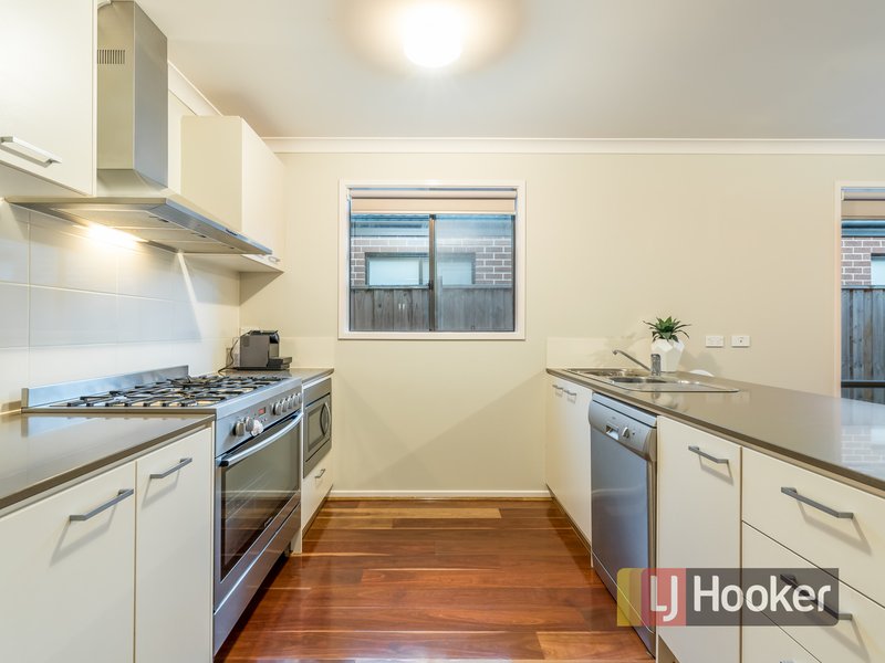 Photo - 8 Loddon Place, Clyde North VIC 3978 - Image 6