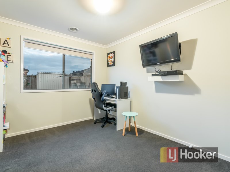 Photo - 8 Loddon Place, Clyde North VIC 3978 - Image 9