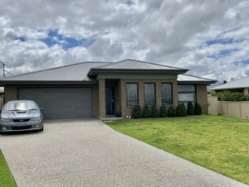 8 Lucas Close, Goulburn NSW 2580