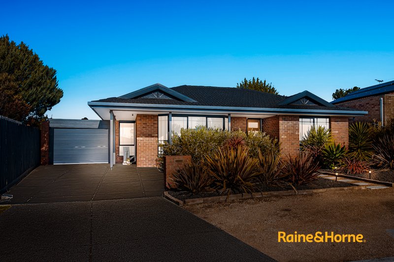 Photo - 8 Lupin Court, Cranbourne North VIC 3977 - Image 3