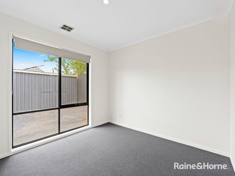 Photo - 8 Lupin Court, Cranbourne North VIC 3977 - Image 5