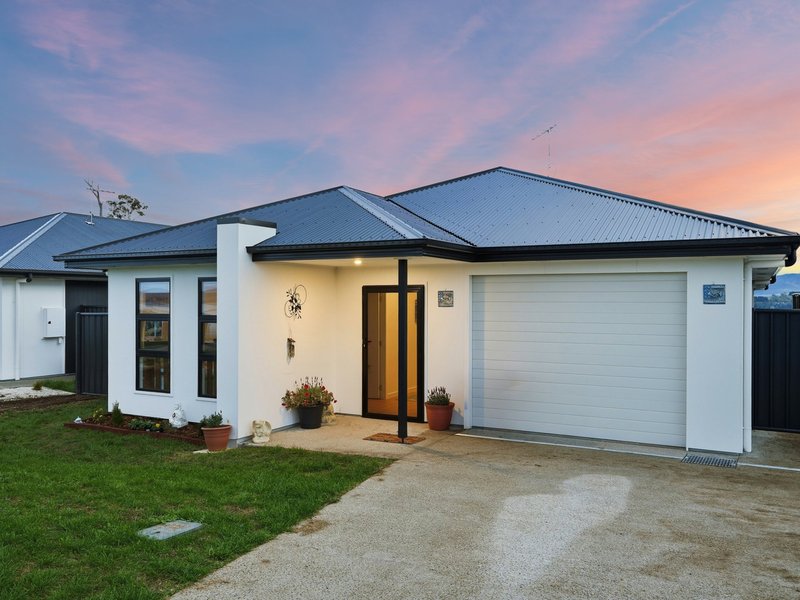 Photo - 8 Lytham Crescent, Midway Point TAS 7171 - Image 2