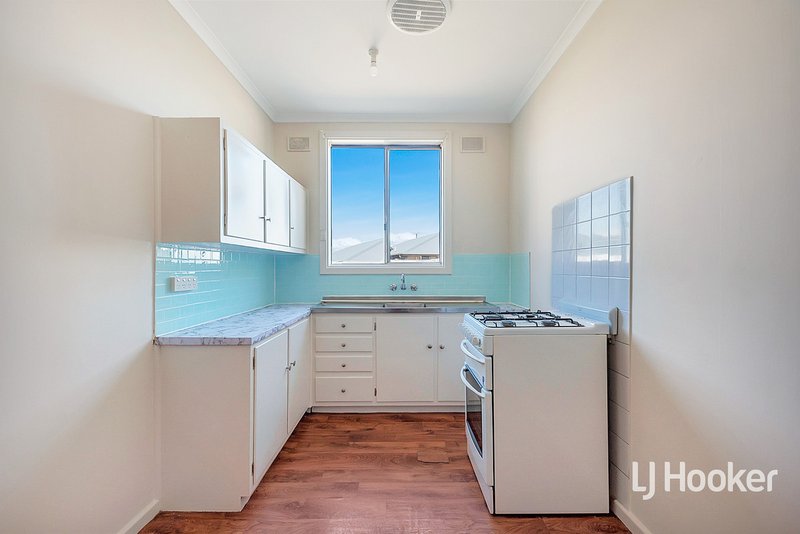 Photo - 8 Mackay Crescent, Parafield Gardens SA 5107 - Image 5